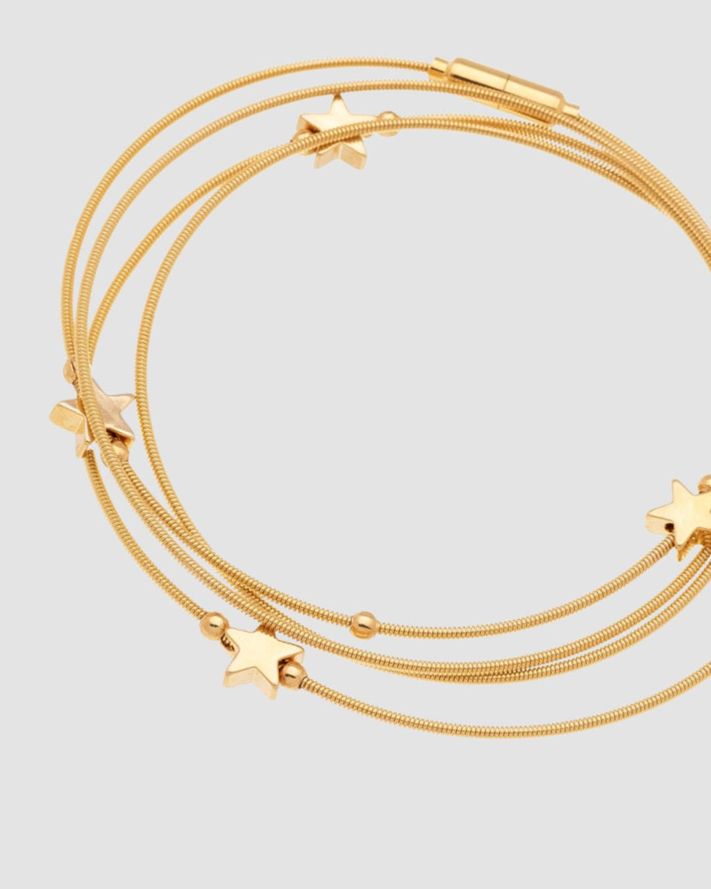 pulseira colar corda de violão com 5 estrelas dourada Papoula, semijoia banhada a ouro 18k, 81cm versátil 6 voltas pulso ou 2 voltas pescoço, design inspirado cordas violão, acabamento polido, fotografado em fundo cinza neutro