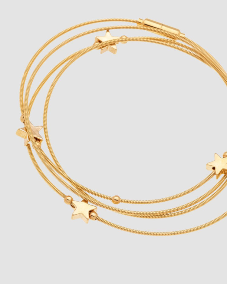 pulseira colar corda de violão com 5 estrelas dourada Papoula, semijoia banhada a ouro 18k, 81cm versátil 6 voltas pulso ou 2 voltas pescoço, design inspirado cordas violão, acabamento polido, fotografado em fundo cinza neutro