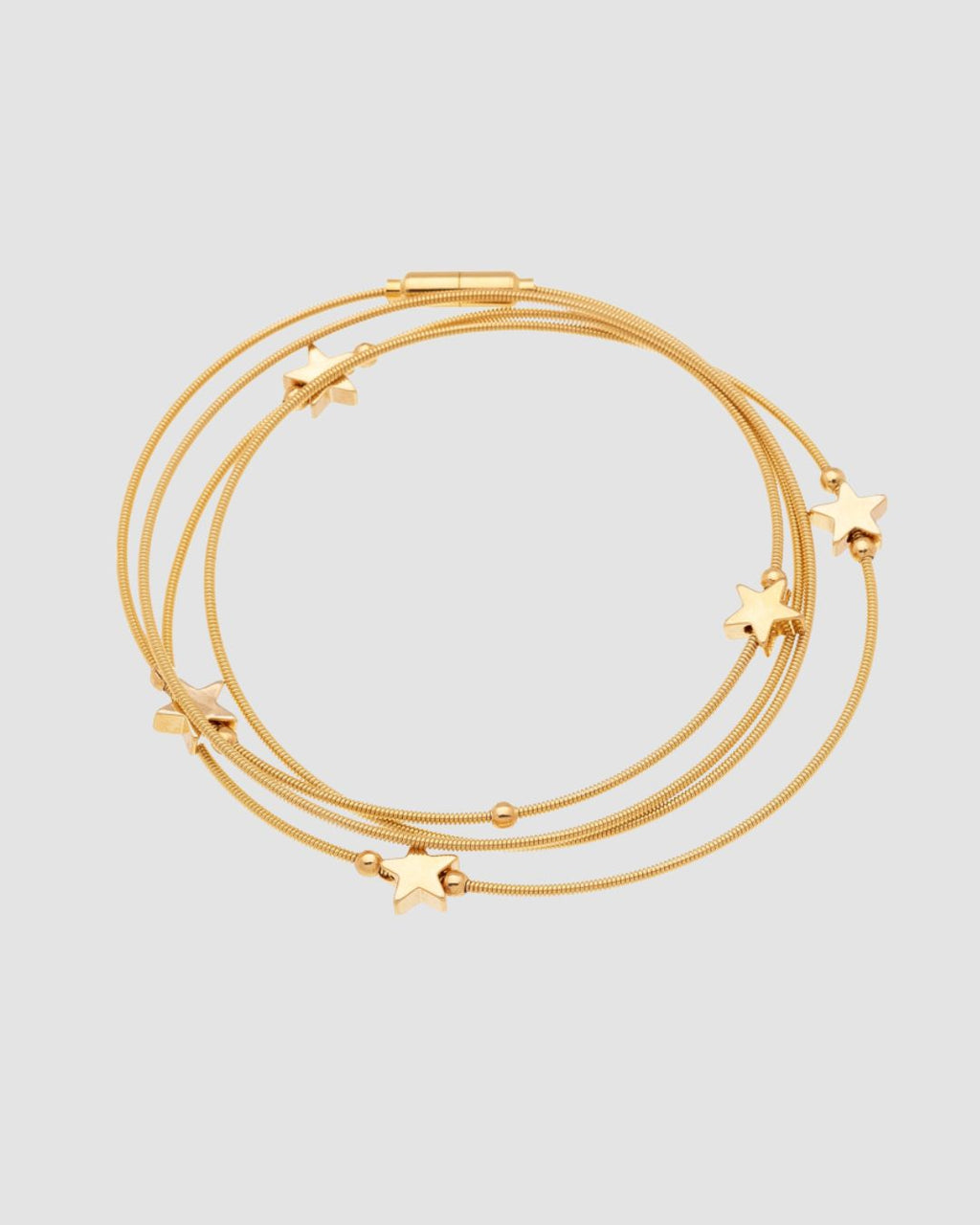 pulseira colar corda de violão com 5 estrelas dourada Papoula, semijoia banhada a ouro 18k, 81cm versátil 6 voltas pulso ou 2 voltas pescoço, design inspirado cordas violão, acabamento polido, fotografado em fundo cinza neutro