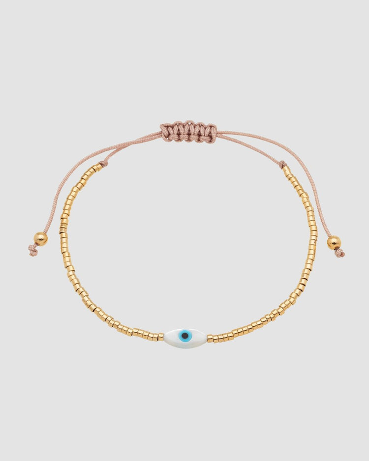 Pulseira ajustável dourada com canutilhos e pingente de olho grego oval de 1 cm x 0,5 cm, semijoia feminina banhada a ouro 18k, fotografada em fundo branco com sombra suave.