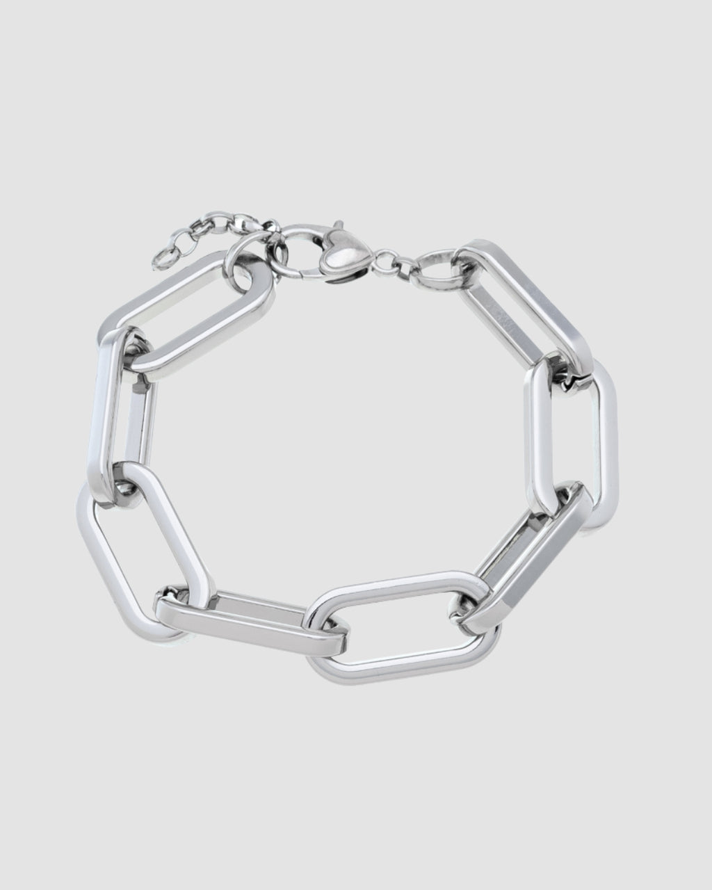 Pulseira prateada de elos grossos em metal polido, com fecho lagosta e corrente de ajuste, fotografada sobre fundo cinza neutro.