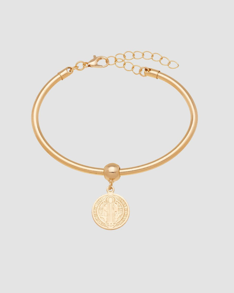 pulseira São Bento dourada Papoula, semijoia banhada a ouro 18k com medalha em relevo, ajuste de 4 cm, fecho de segurança com corrente de extensão, acabamento polido, fotografado em fundo cinza neutro