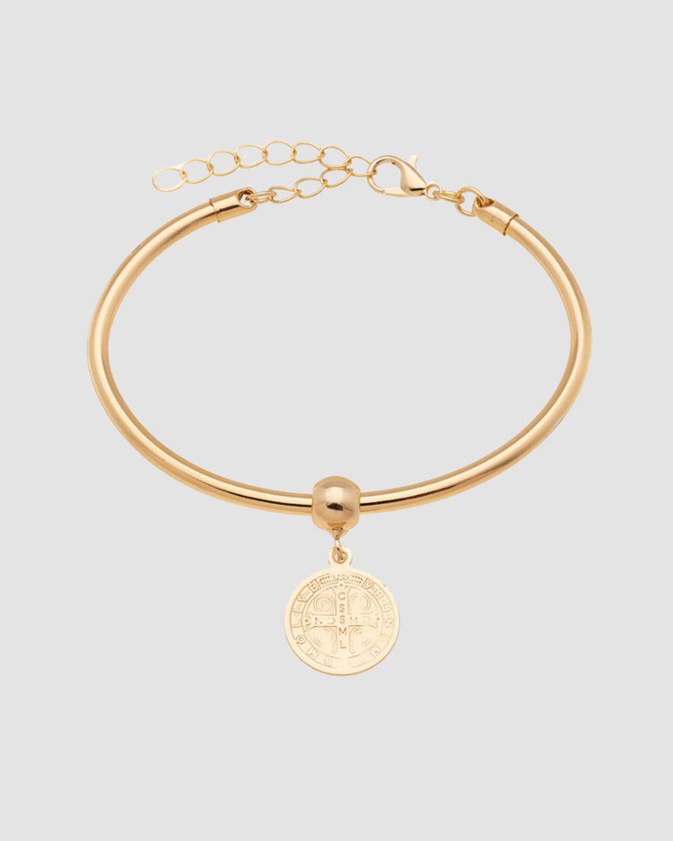 pulseira São Bento dourada Papoula, semijoia banhada a ouro 18k com medalha em relevo, ajuste de 4 cm, fecho de segurança com corrente de extensão, acabamento polido, fotografado em fundo cinza neutro