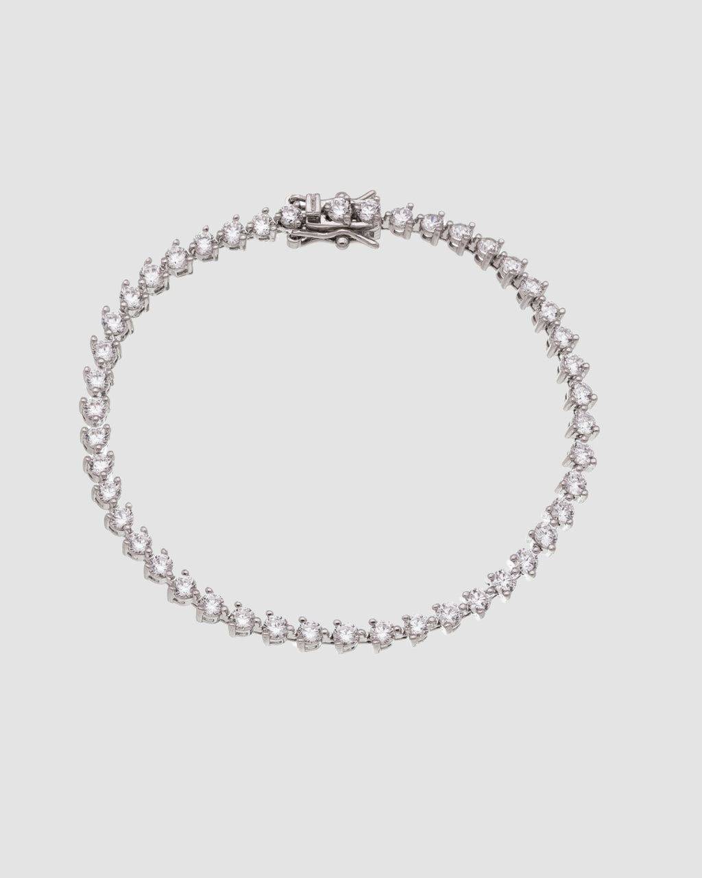 pulseira riviera prateada com zircônia Papoula, semijoia com zircônias brilhantes, 19cm de comprimento, fecho de segurança em caixa, acabamento polido brilhante, antialérgica, fotografada em fundo cinza neutro