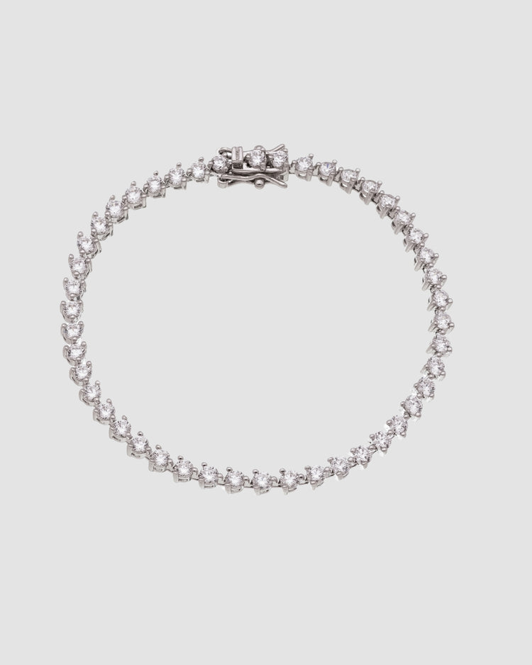 pulseira riviera prateada com zircônia Papoula, semijoia com zircônias brilhantes, 19cm de comprimento, fecho de segurança em caixa, acabamento polido brilhante, antialérgica, fotografada em fundo cinza neutro