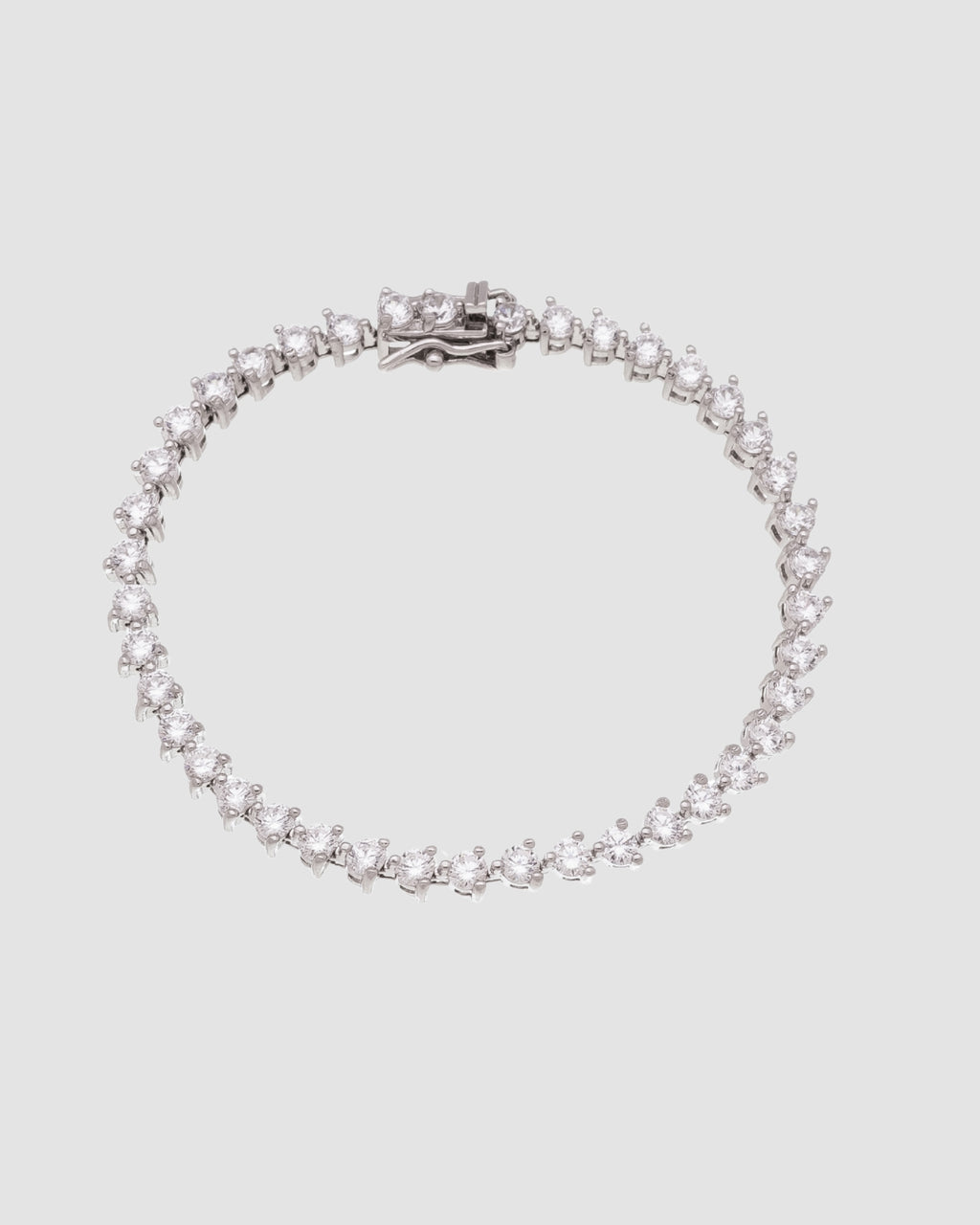 pulseira riviera prateada com zircônia Papoula, semijoia com zircônias brilhantes, 17cm de comprimento, fecho de segurança em caixa, acabamento polido brilhante, antialérgica, fotografada em fundo cinza neutro