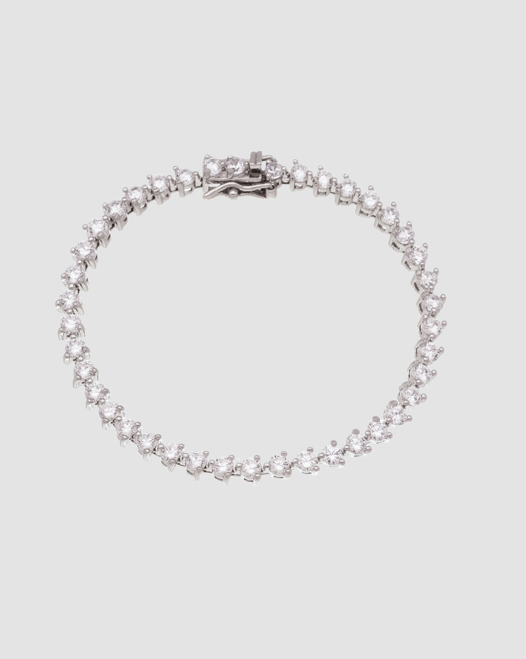 pulseira riviera prateada com zircônia Papoula, semijoia com zircônias brilhantes, 17cm de comprimento, fecho de segurança em caixa, acabamento polido brilhante, antialérgica, fotografada em fundo cinza neutro